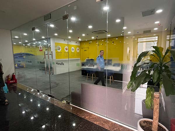 Thi công dán decal cửa kính cho Bảo hiểm Manulife tại Tòa nhà Hoàng Phát - Lê Hồng Phong