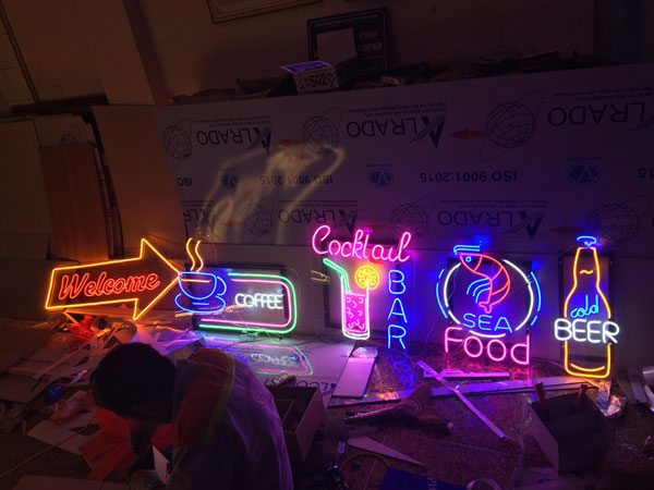 Thiết kế chữ đèn led neon uốn quảng cáo trong nhà