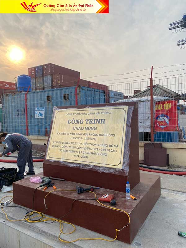 Thi công làm biển inox cổng cảng