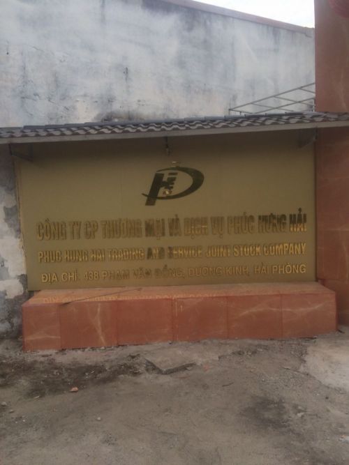 Chữ Alumex vàng gương gắn trên biển đá tại 438 Phạm Văn Đồng